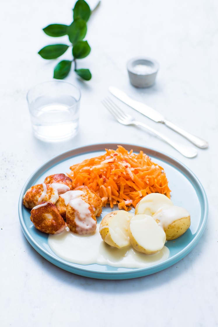 Stekte fiskeboller med råkostsalat, poteter, kremet fiskesaus og sitronbåter