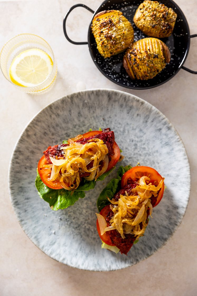 Sandwich med rødbeteburger, brunet løk og steinsoppmajones, servert med hasselbackpoteter