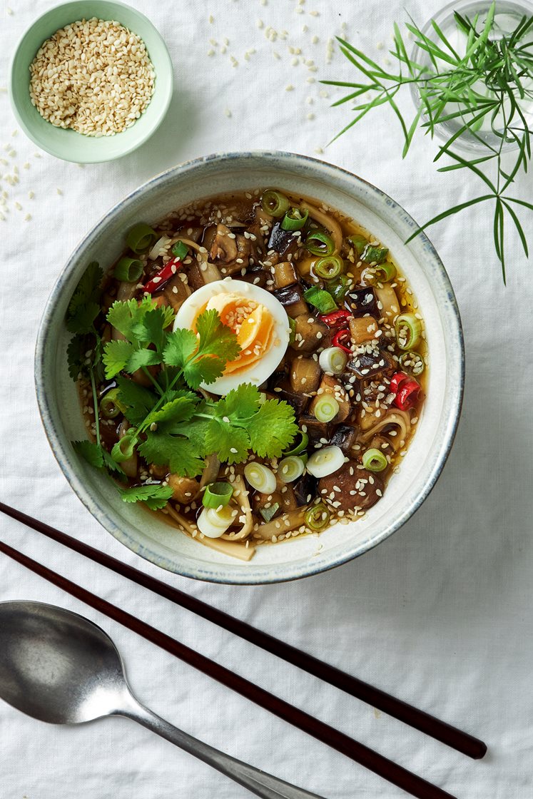 Ramen med nudlar, aubergine, champinjoner och sesamfrön