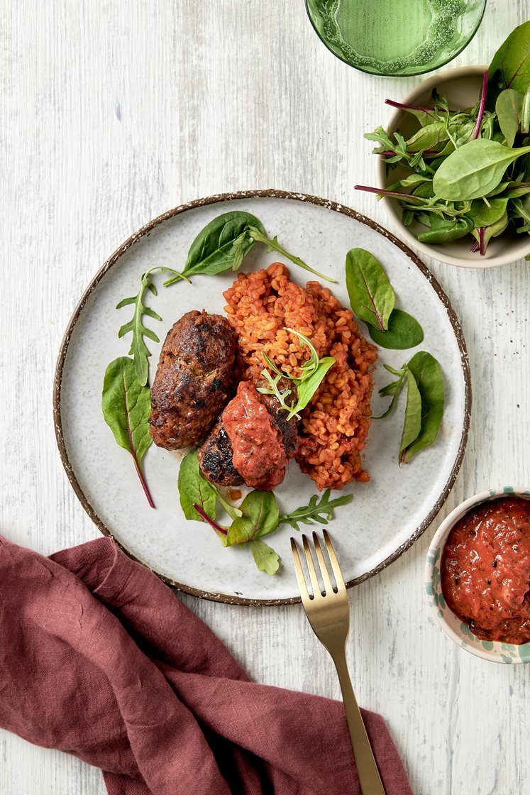 Köfte med tomatbulgur och rostad paprikasås