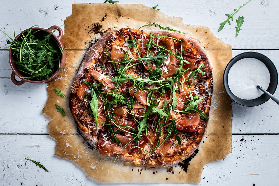 Pizza Serrano: serrano, ruccola og grana padano