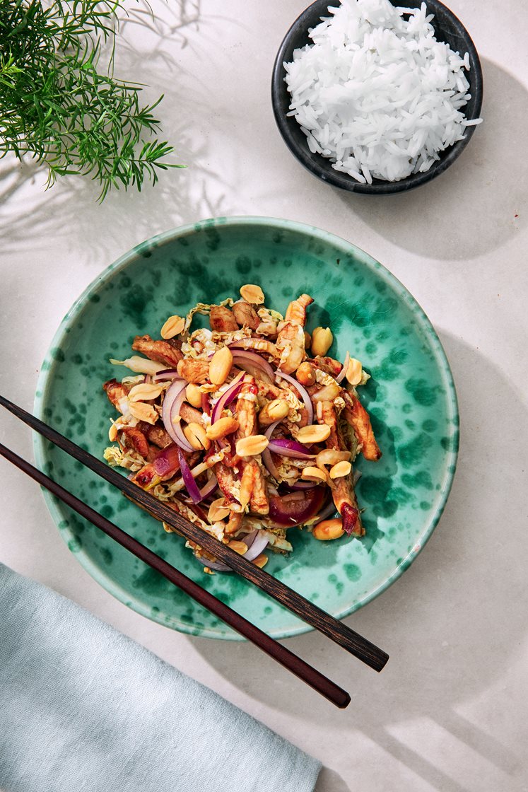 Chinese pork med salladskål och jordnötter