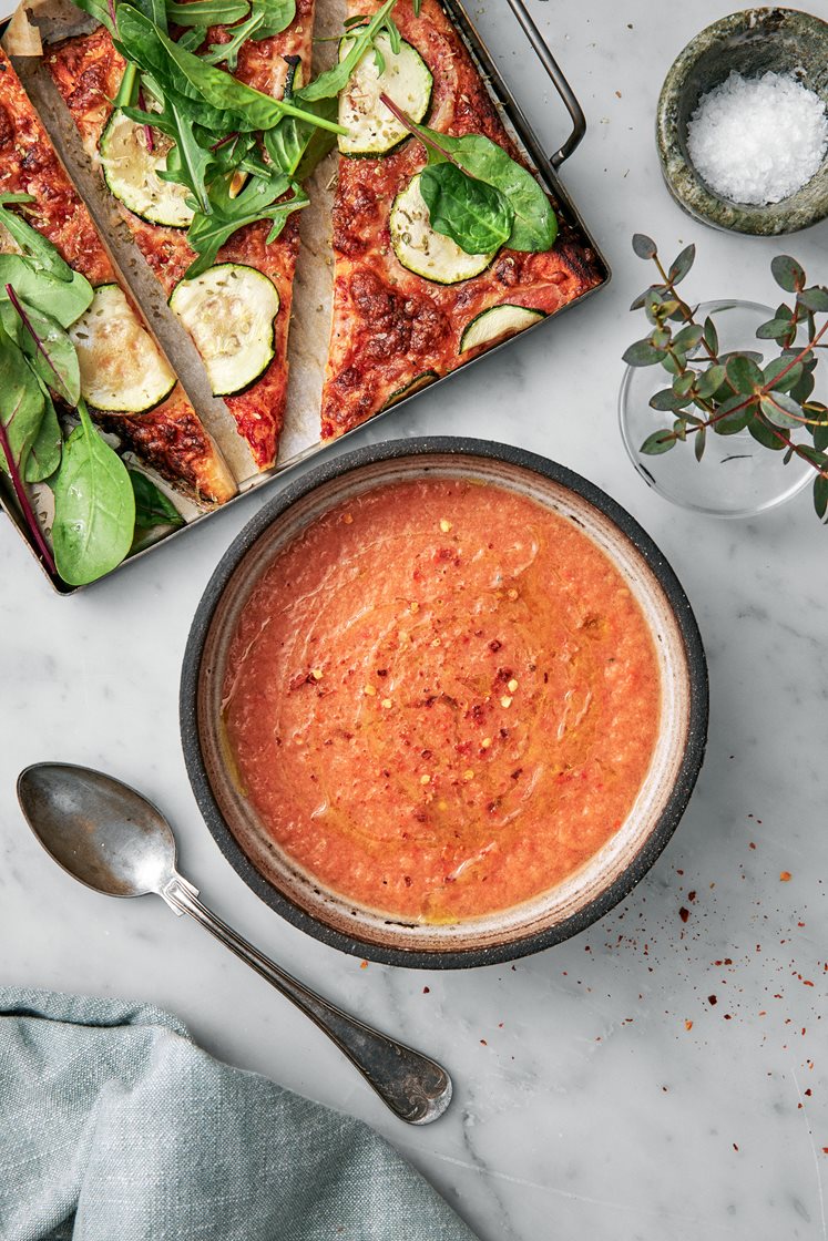 Mozzarella- och zucchinipizza med gazpacho