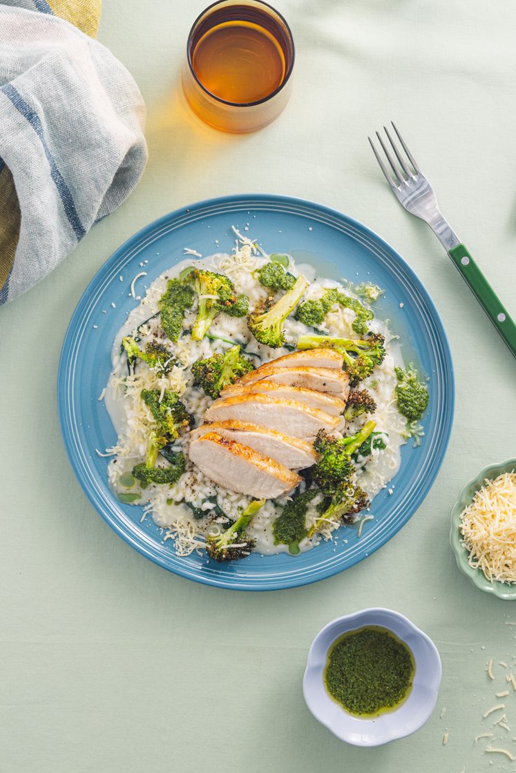 Stekt kyllingbryst med spinatrisotto, bakt brokkoli og grønn pesto
