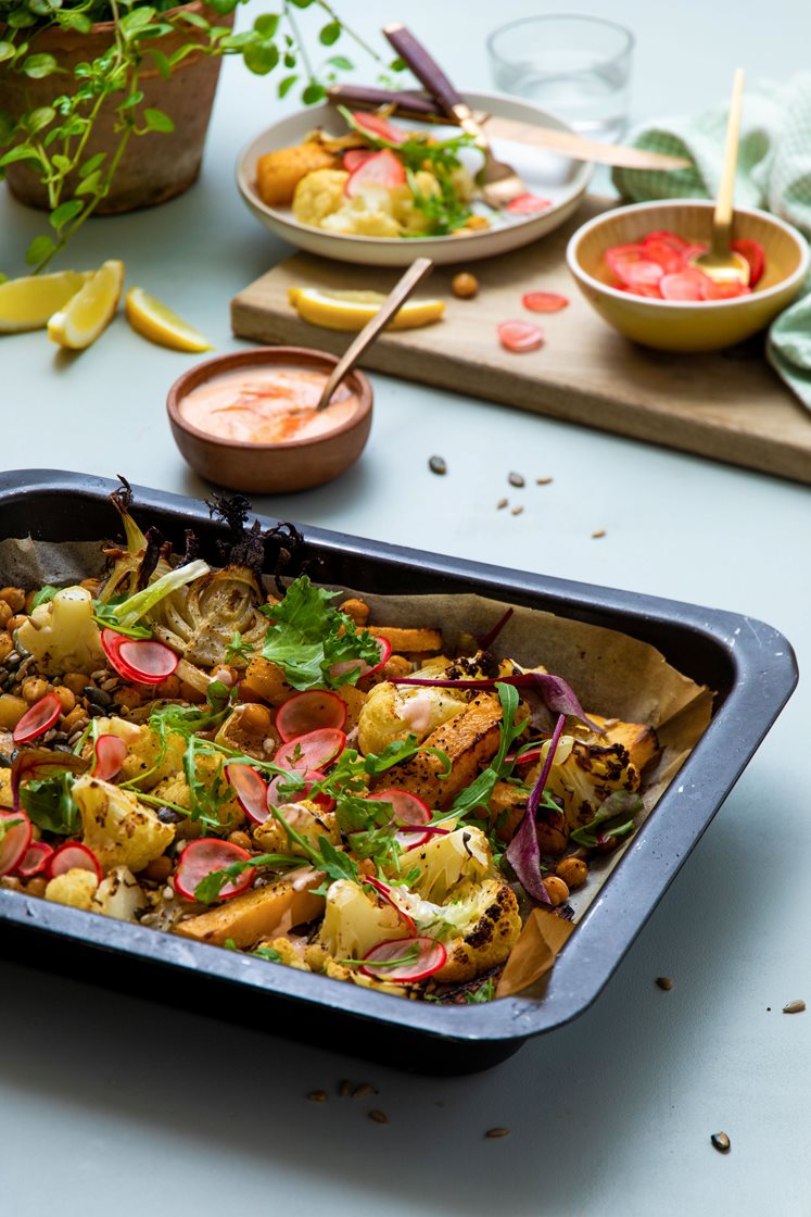 Ovnsbakte kålrotfries med blomkål, fennikel, lettsyltede reddiker og sriachadressing