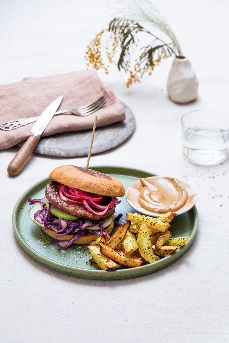 Andeburger med krydderfries, rødkål- og eplesalat, syltet rødløk og steinsoppaioli