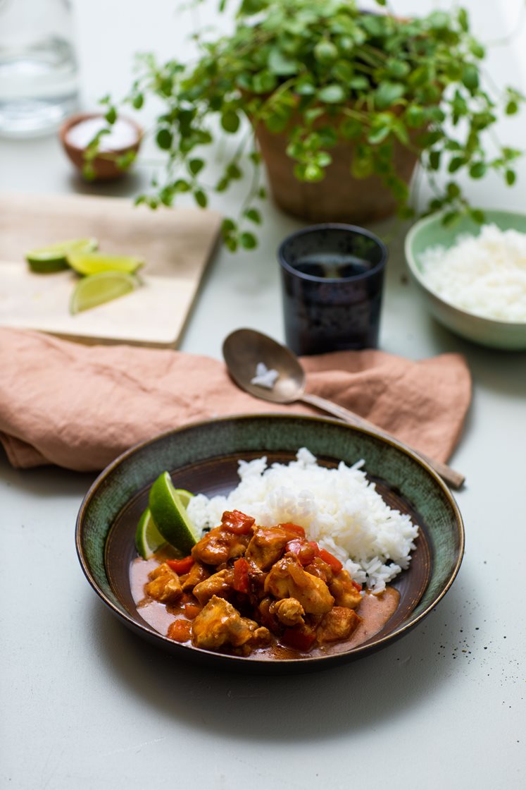 Kylling i rød curry med kokosmelk og lime