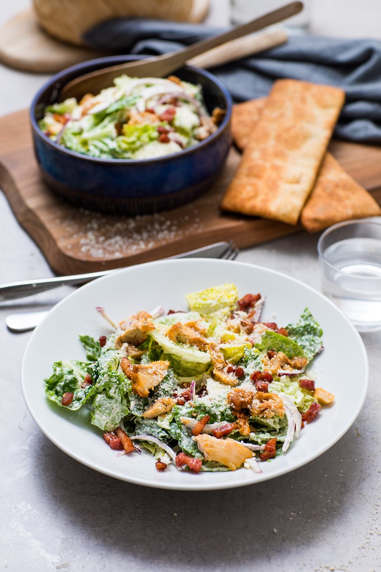Cæsarsalat med kylling, bacon og Grana Padano