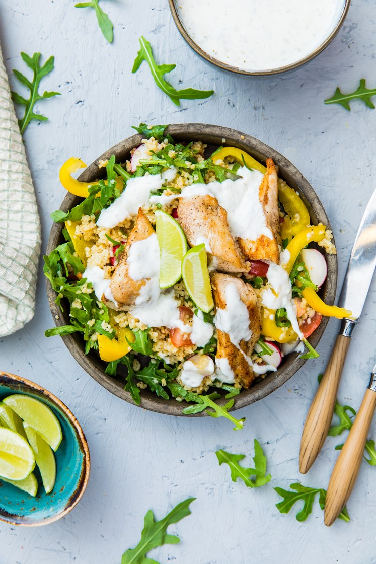 Fargerik bulgursalat med kylling, grønnsaker og yoghurtdressing