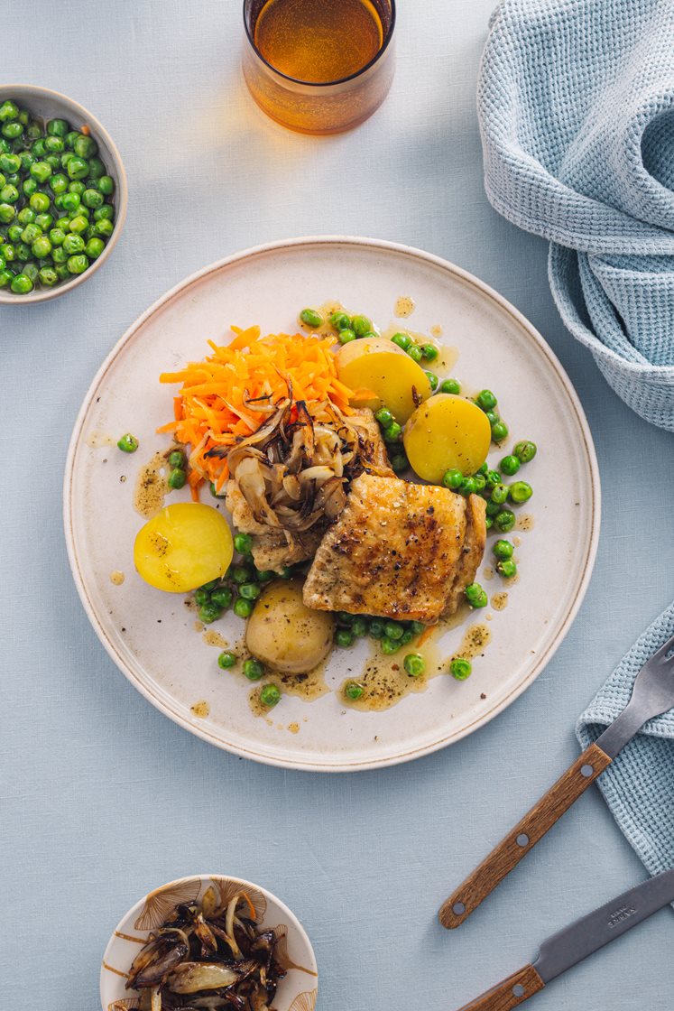 Seibiff med løk, raspet gulrot, erter og kryddersmør