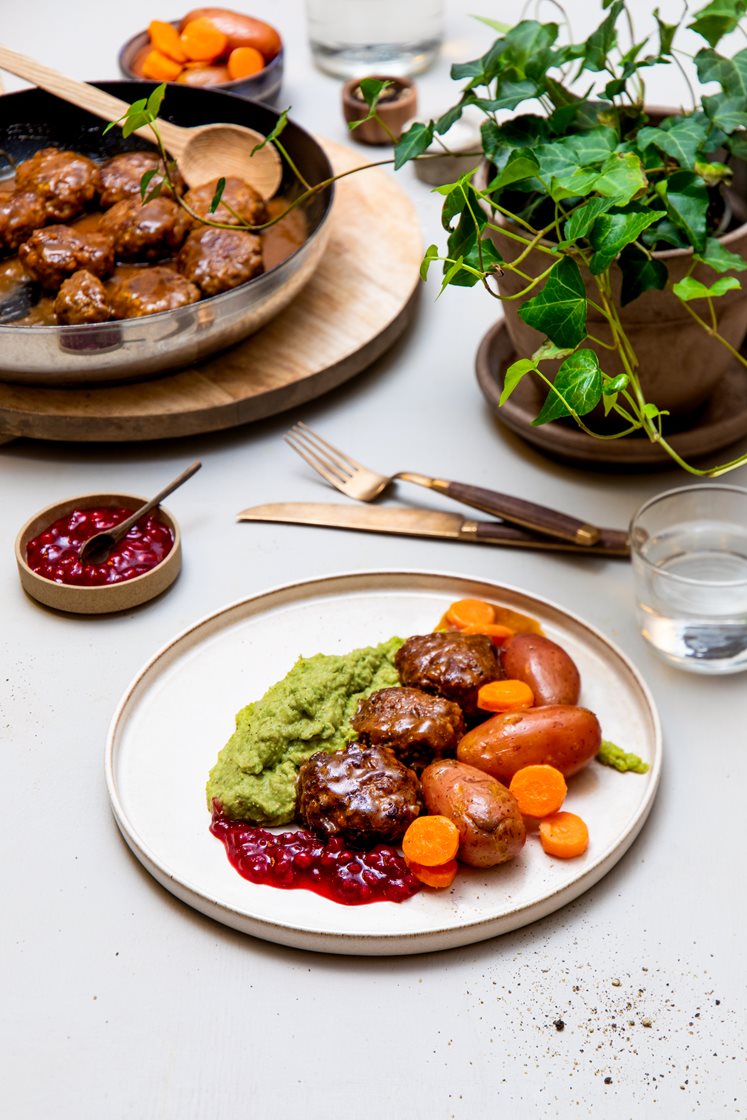 Hjemmelagde kjøttkaker i brun saus med poteter, ertestuing og tyttebær