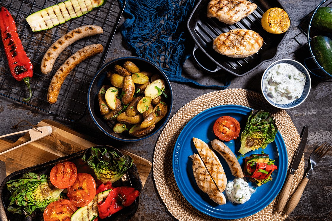 Mediterranean Style Barbecue: Grillet kylling, salsicciapølser, squash og paprika med ovnsbakte poteter