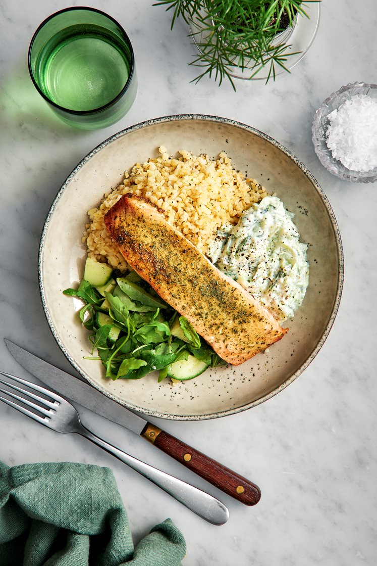 Persilladebakad lax med tzatziki och bulgur