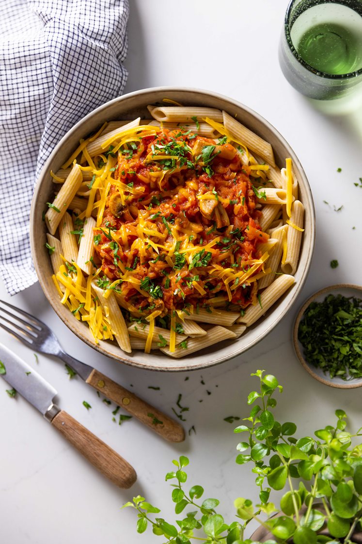 Grøntsagsbolognese med fuldkornspenne