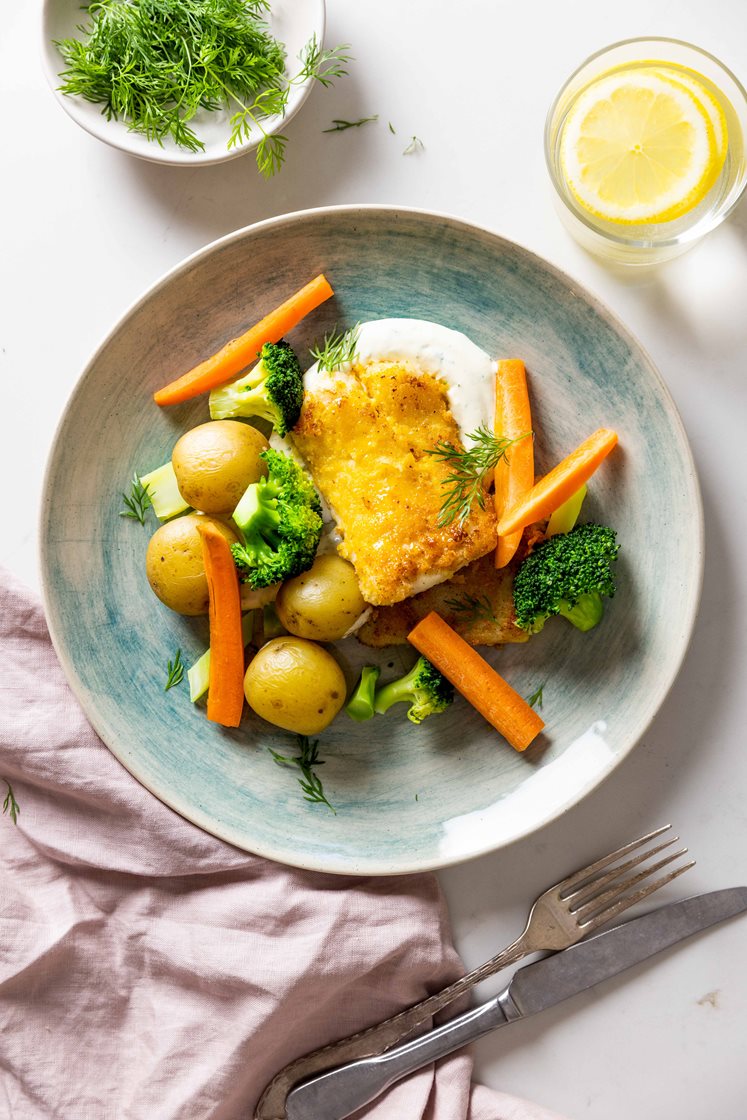 Sprød torsk med dildsauce, broccoli og små kartofler