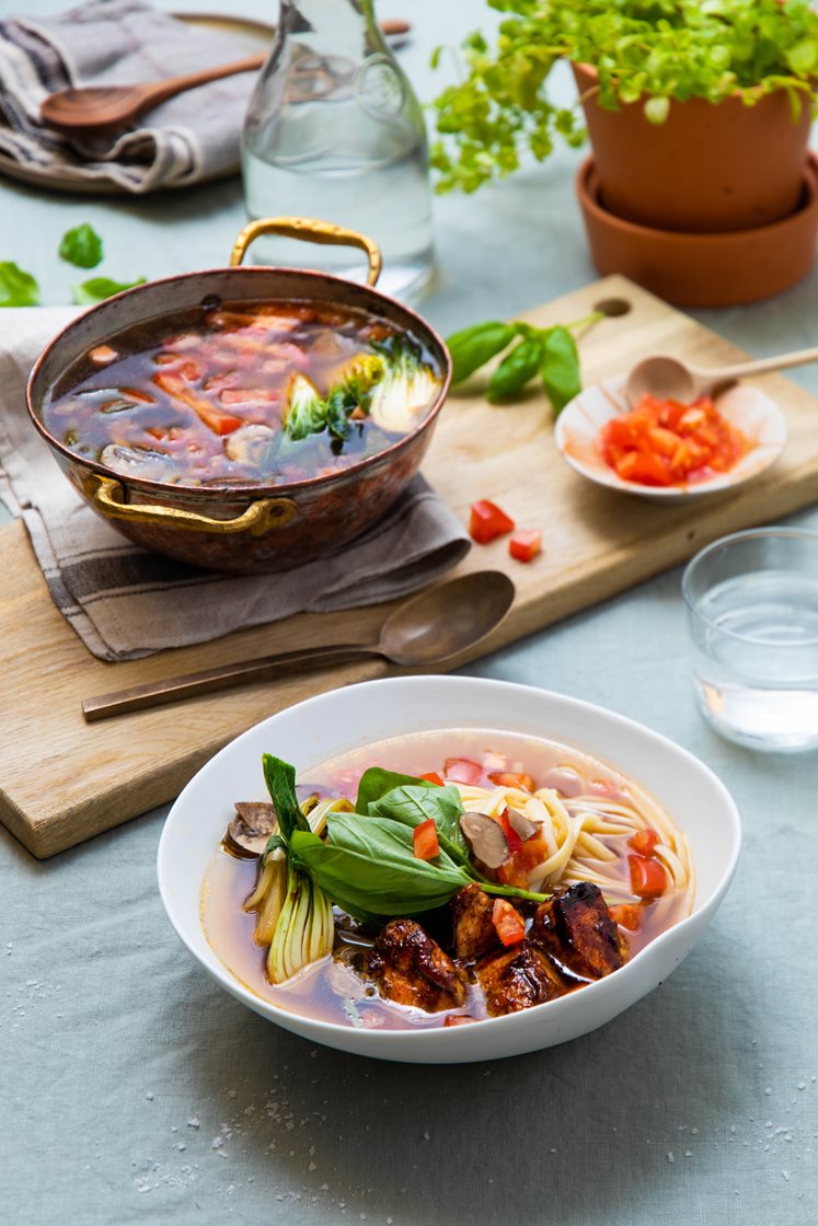 Nudelsuppe med kylling i hoisinmarinade, pak choy og koriander