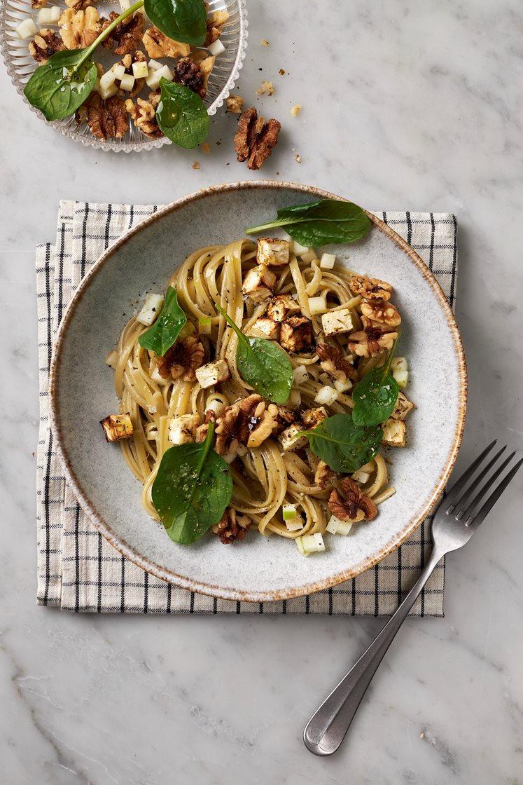 Linguine med ädelostsås, spenat, valnötter och rosmarinrostad rotselleri