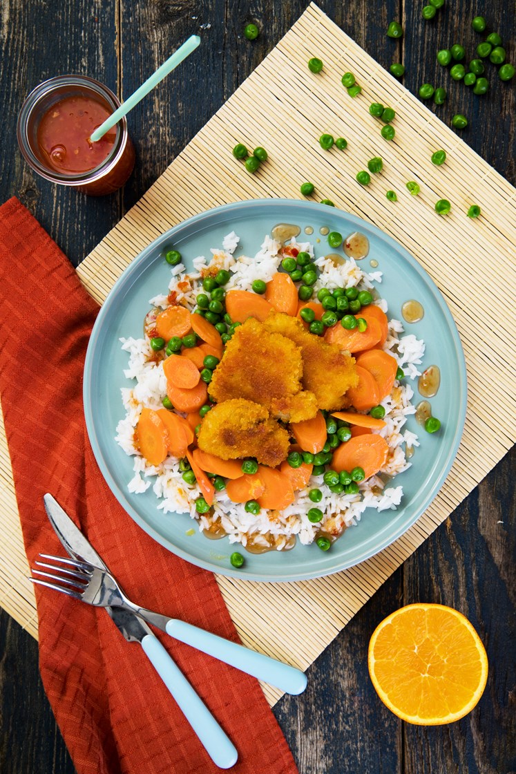 Crispy kylling med appelsinstekte grønnsaker, basmatiris og chilisaus