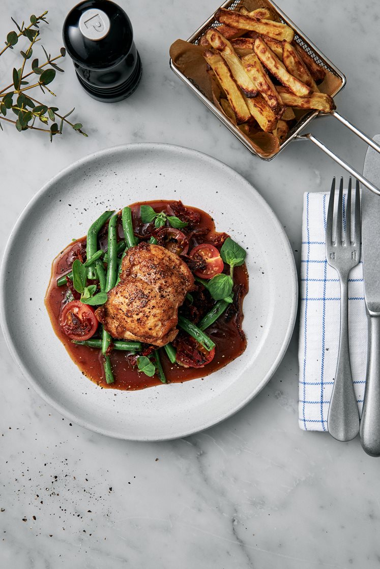 Kyckling med rödvinssky, pommes frites, soltorkade tomater och haricots verts