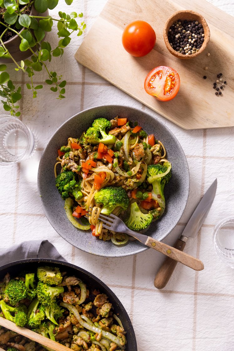 Fullkornspasta med carbonarasaus, pestostekt kylling og brokkoli