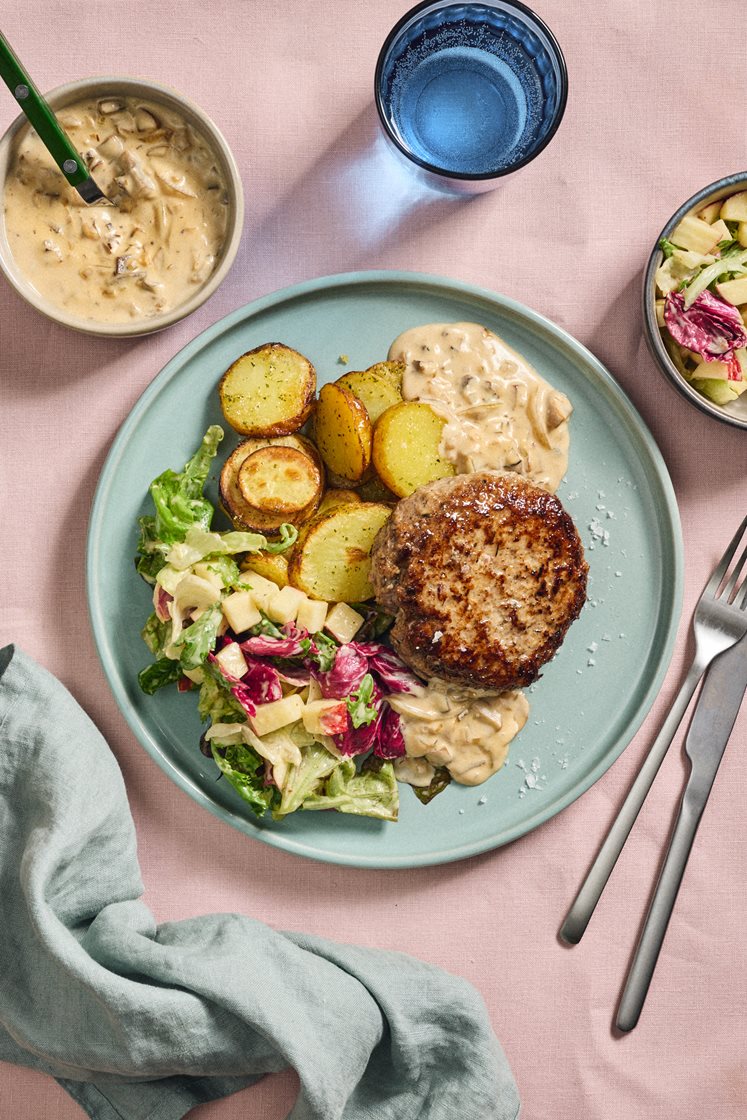Krydrede krebinetter med svampesauce, æblesalat og ovnbagte kartofler