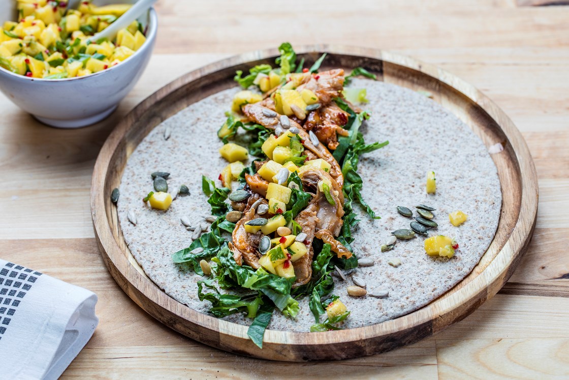 Pulled kyllinglår med mangosalsa og tortillalefse