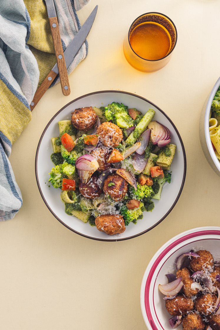 Pasta med pesto og kjøttboller, brokkoli, rødløk og Grana Padano