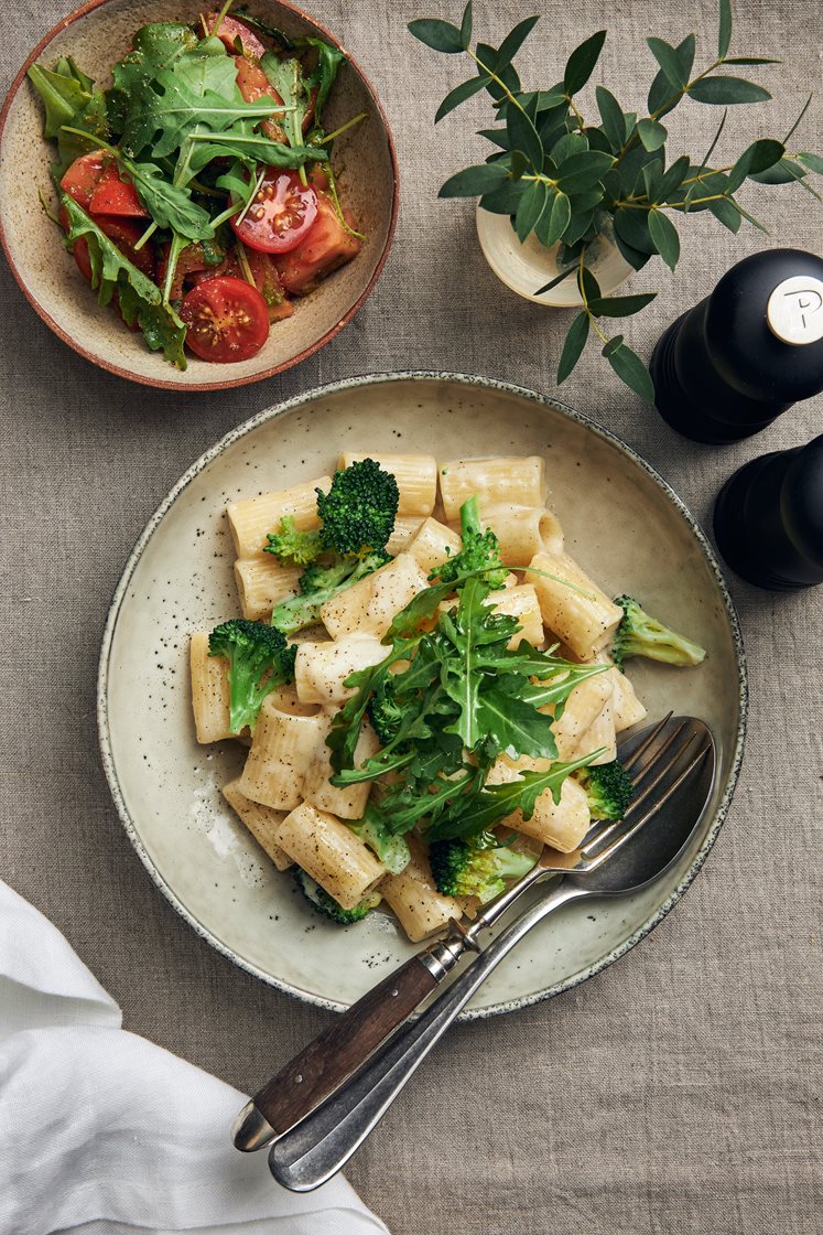 Pasta med ostsås, broccoli och tomat- och basilikasallad