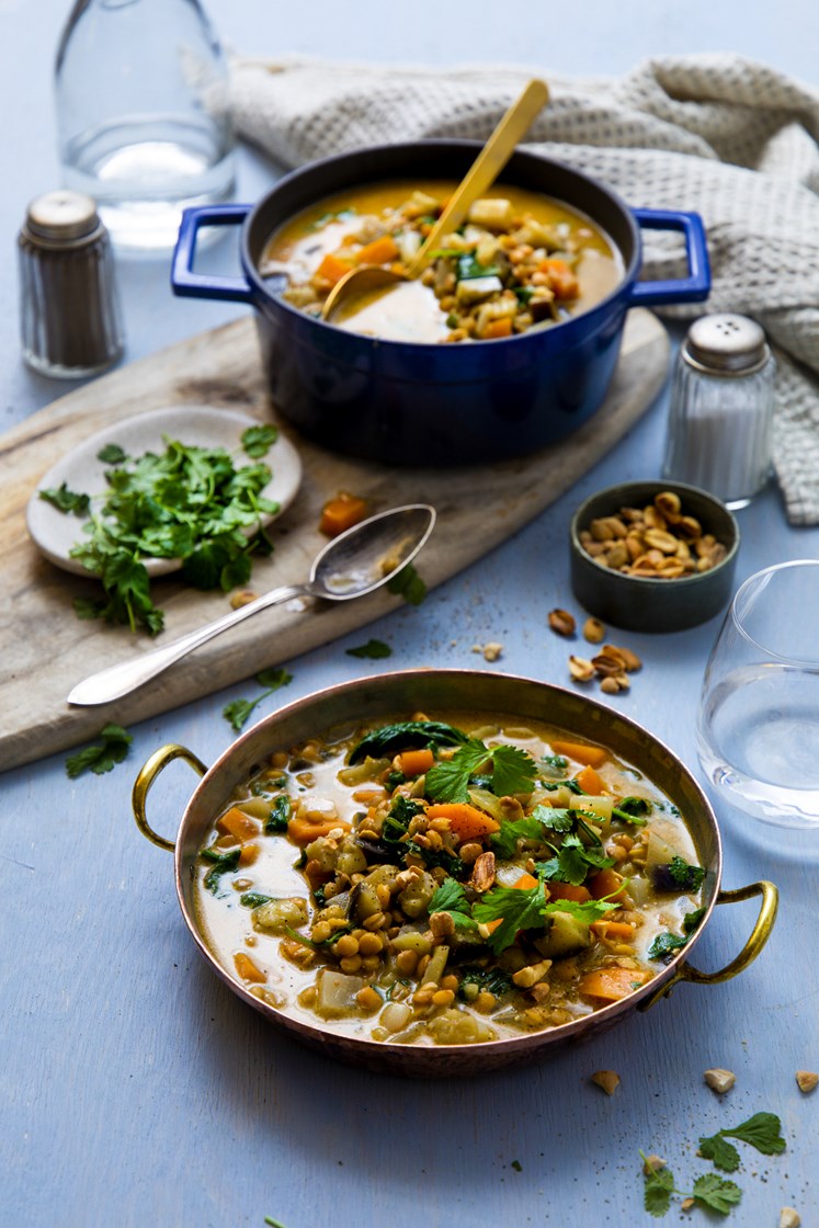 One-Pot-Red curry med linser, søtpotet, spinat og peanøtter