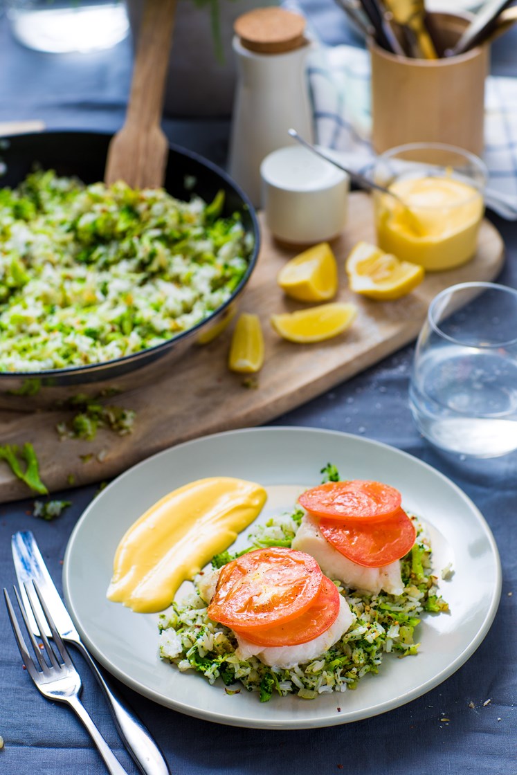 Tomatbakt isgalt med finrevet brokkoli og smørsaus