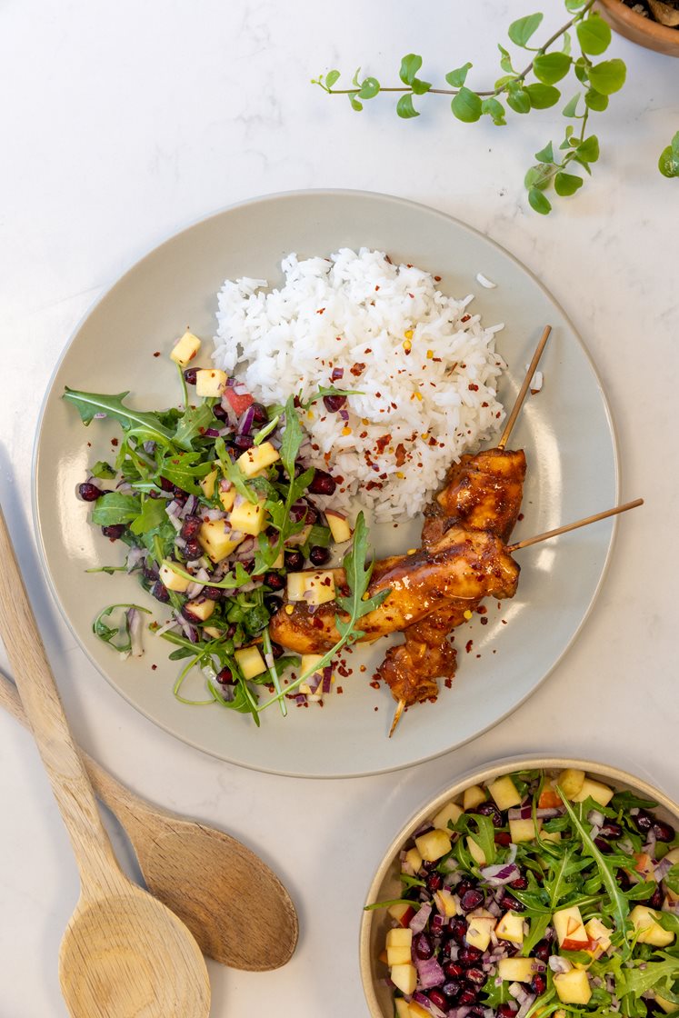 Kyllingspyd i krydret barbecuesaus med ruccola- og granateplesalat og jasminris