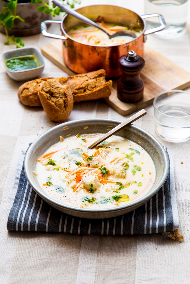 Fiskesuppe med gulrøtter og urtevinaigrette