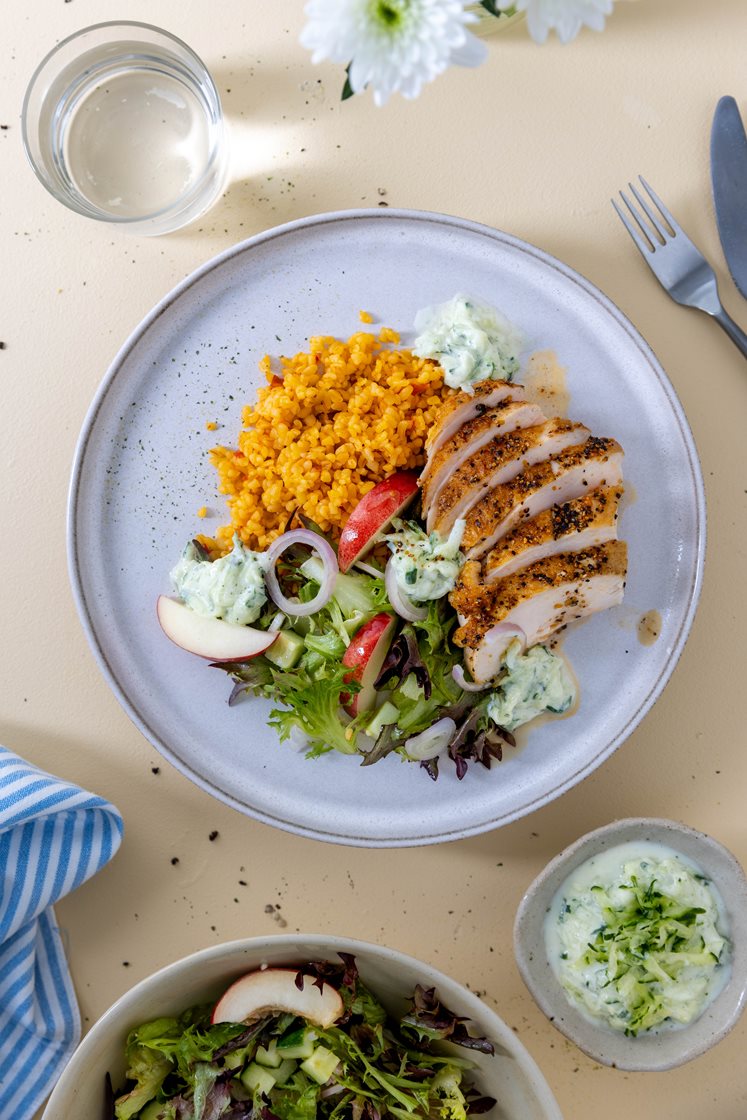 Krydret stegt kyllingebryst med ajvar-couscous, tzatziki og æblesalat