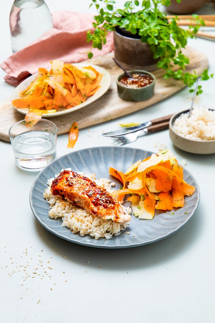 Soya- og ingefærstekt laksefilet med gulrot- og eplesalat og sesamris