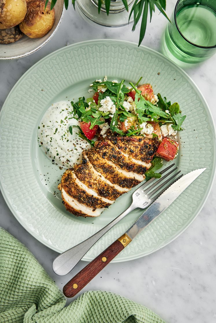 Kyckling med dragonyoghurt, basilikadressad tomatsallad och rostad potatis 
