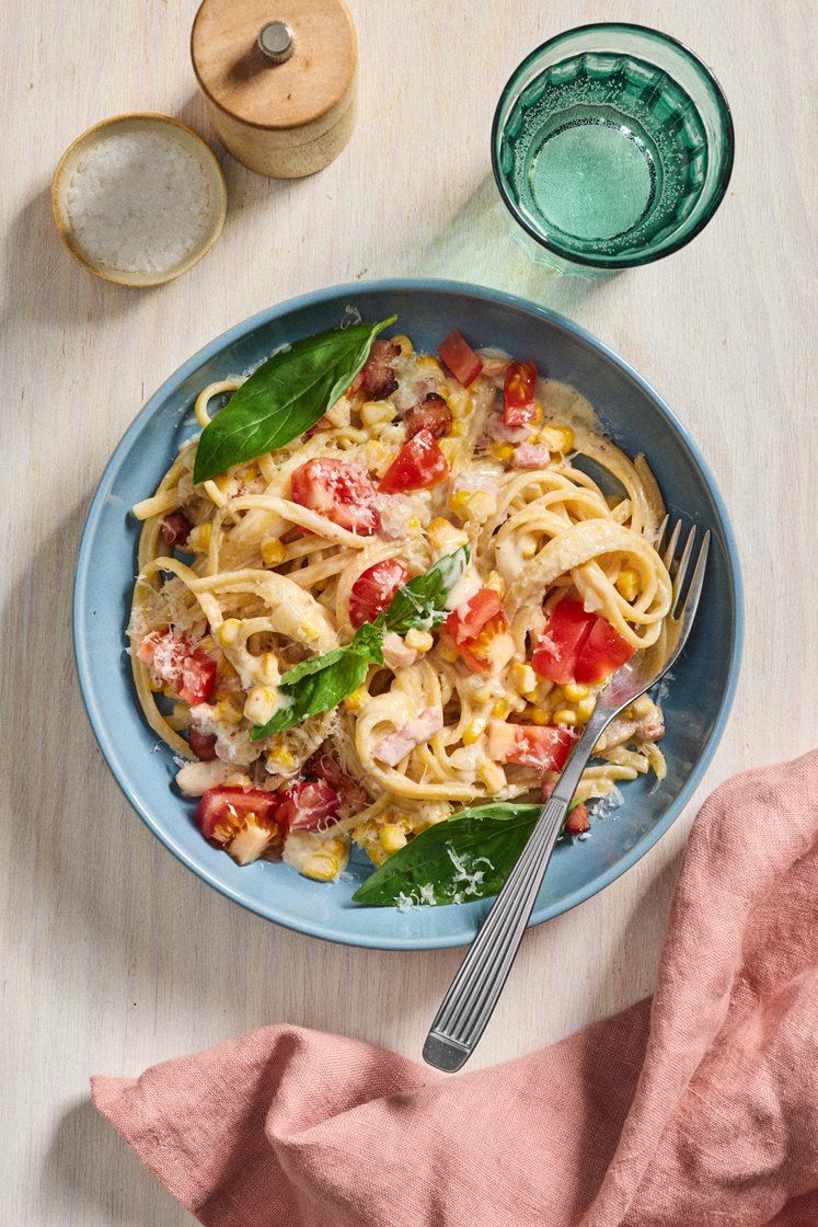 Kremet one-pot-pasta med mais, sprøstekt bacon, basilikum og tomat