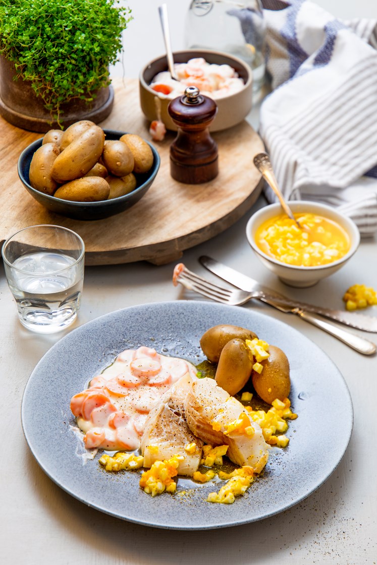 Røkt torsk med gulrotstuing, poteter og eggesmør