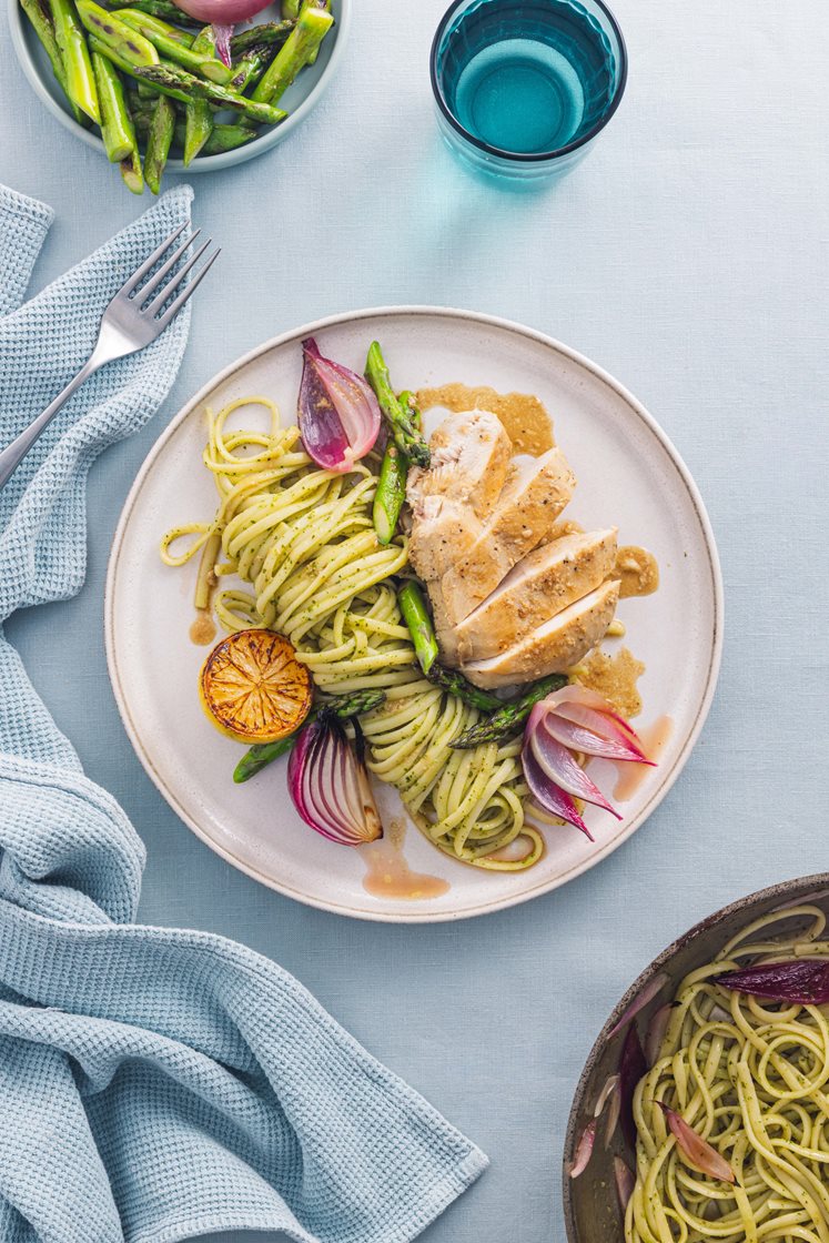 Pasta og grønn pesto med kyllingfilet, bakt rødløk, stekt sitron og asparges