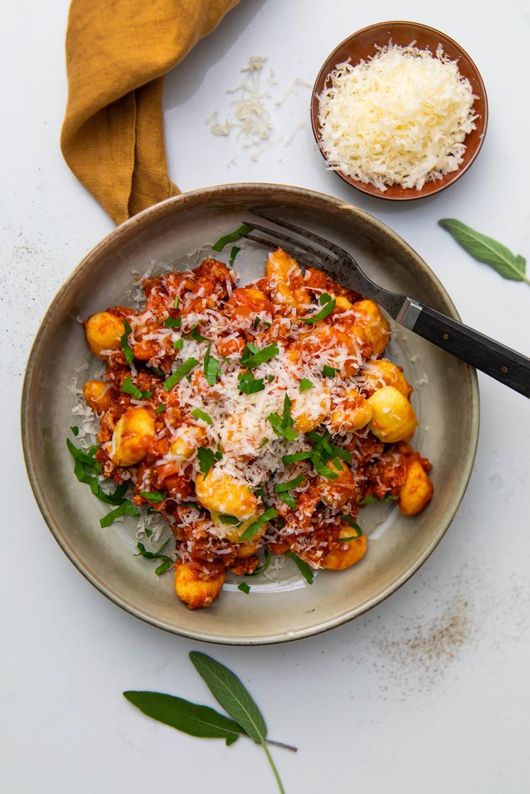 Gnocchi med ragú, salvie og ærter