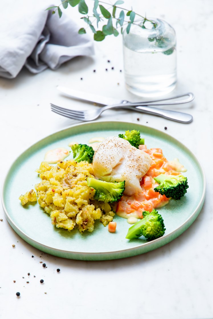 Lettsaltet torsk med stuede gulrøtter, brokkoli og knuste poteter