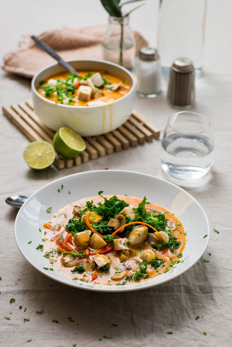 Thai fiskesuppe med rød curry, grønnkål og lime