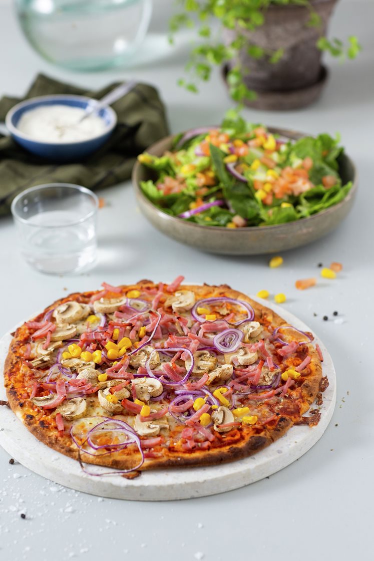 Steinovnsbakt pizza med skinke, rødløk, sopp og tomatsalat