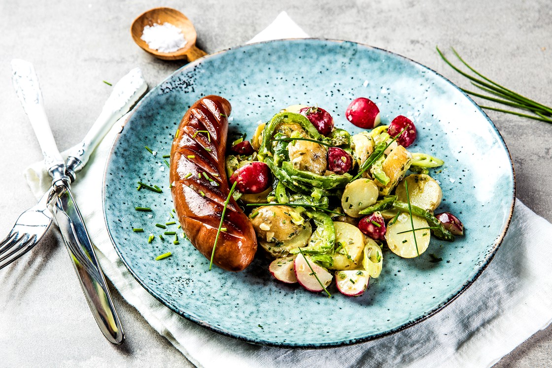 Magre kjøttpølser med tomatsalsa og potetsalat med sennep og gressløk