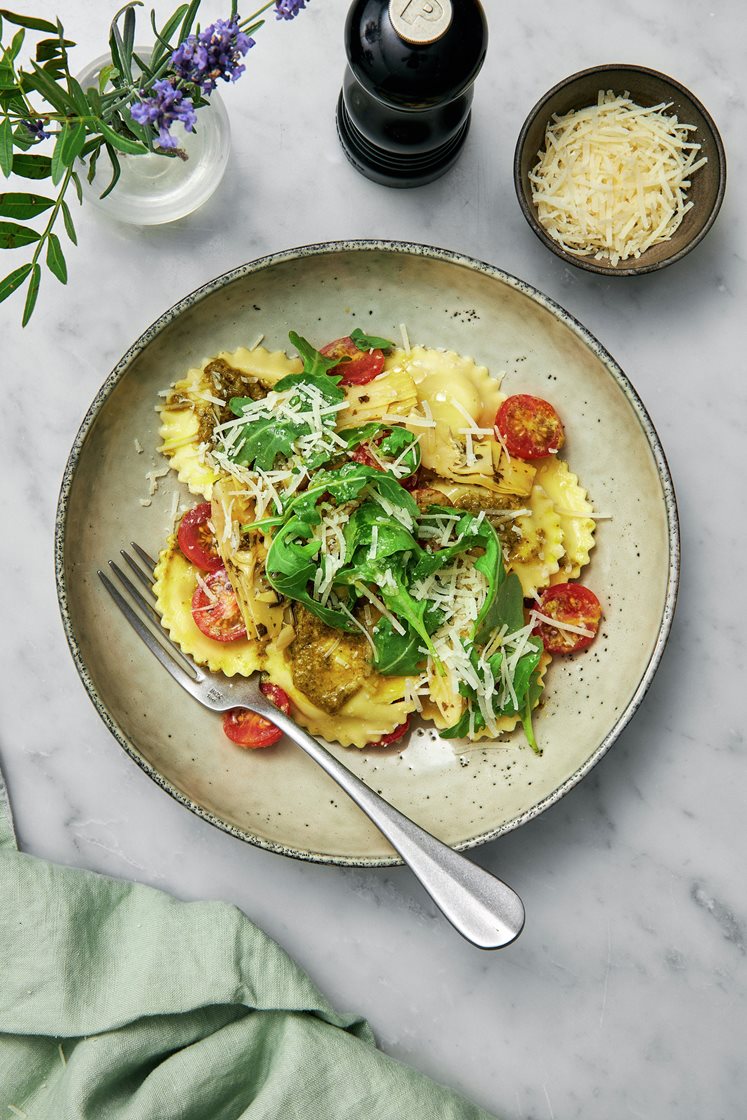 Tortellini med pesto och riven parmesan