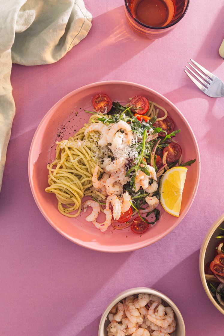 Linguine al pesto med marinerte reker, tomatsalat og sitron