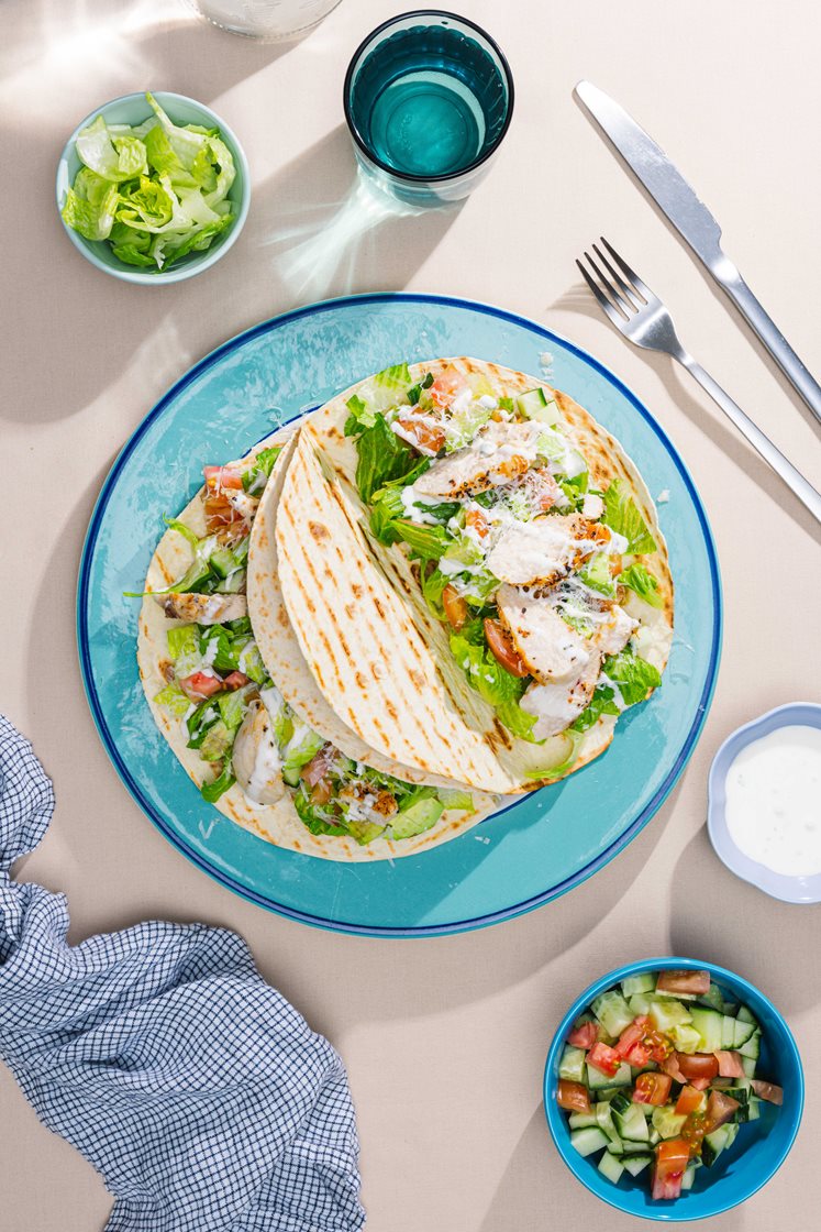Grillet cæsar wrap med kylling og avocado
