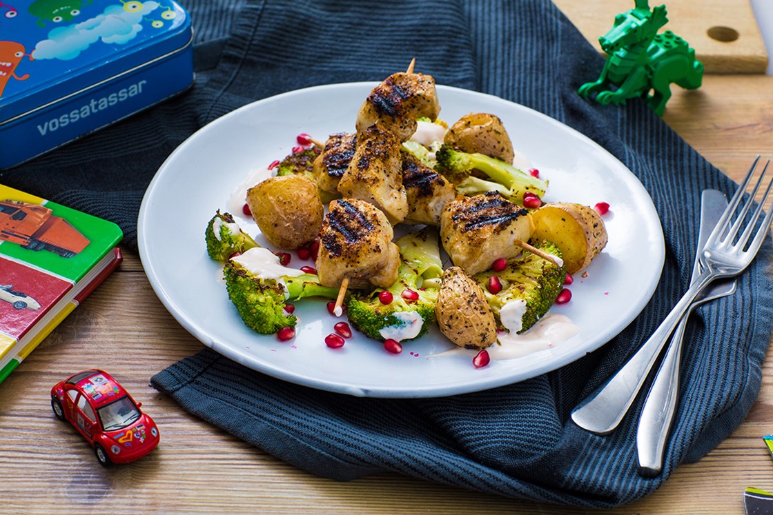 Kylling på pinne med helstekte poteter og grillet brokkoli