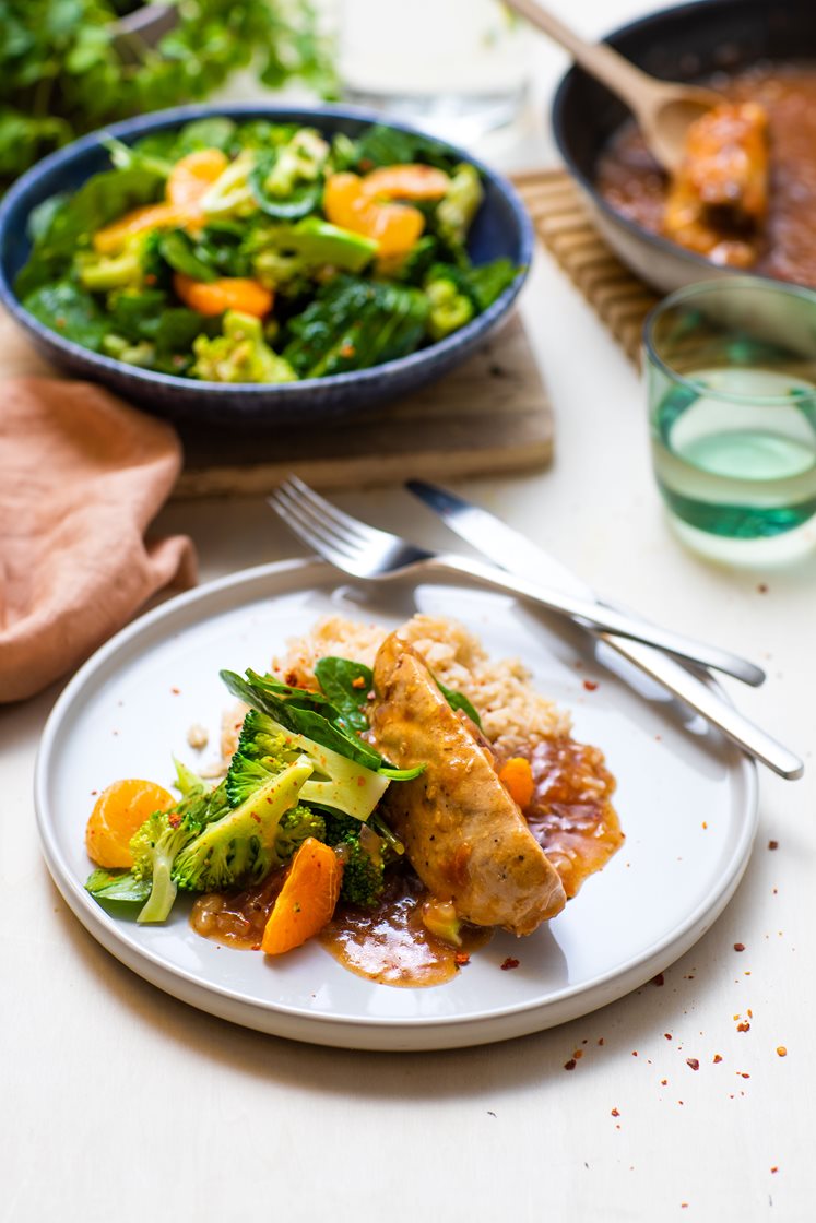 Kyllingfilet i soya- og ingefærsaus med brokkolisalat og fullkornsris