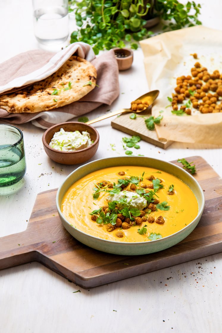 Gulerods- og ingefærsuppe med kikærter, naanbrød og ostecreme