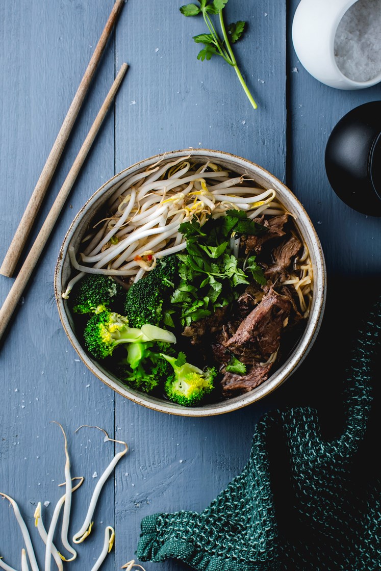 Vietnamesisk suppe med mørkokt svinekjake, eggenudler, brokkoli og koriander